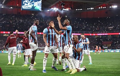 "Trabzonspor'da Tekke'nin Hedefi: Kart Sınırındaki Oyuncularla Alanyaspor'a Karşı Zafer"